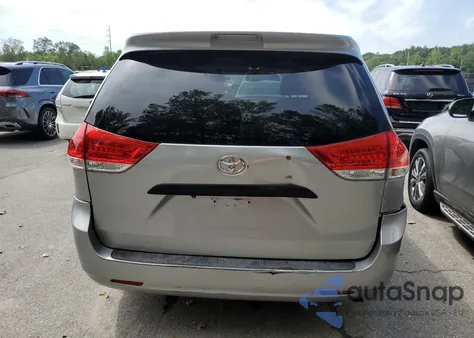 2011 Toyota Sienna z USA, uszkodzony, nr VIN 5TDZK3DC6BS009468